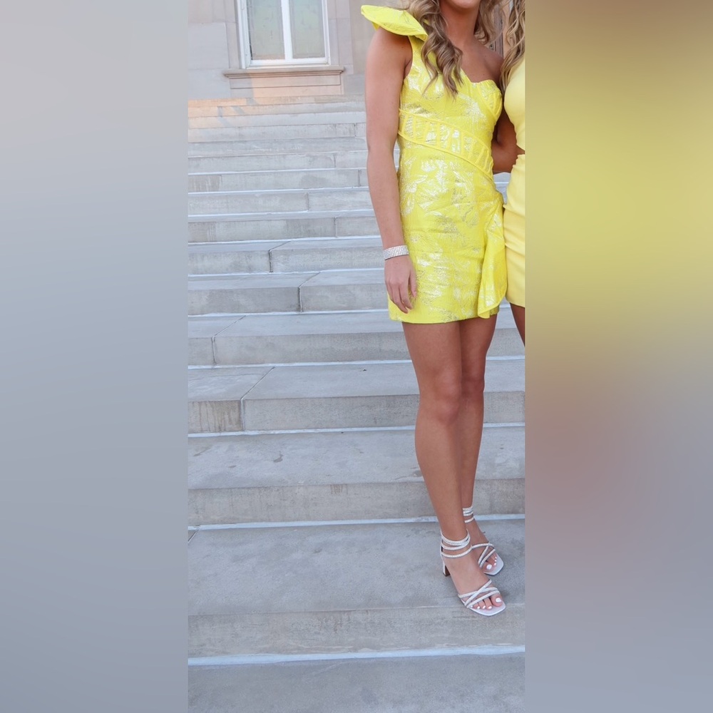 yellow homecoming dress, size xs, worn once !!